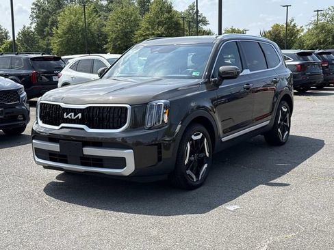 Used 2024 Kia Telluride EX w/ EX Captain's Chair Package AWD/4WD image 5