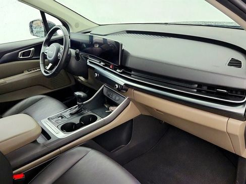 Used 2025 Kia Carnival FWD image 24