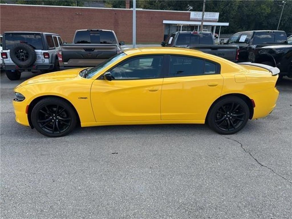Used 2017 Dodge Charger SE w/ Blacktop Package RWD image 3