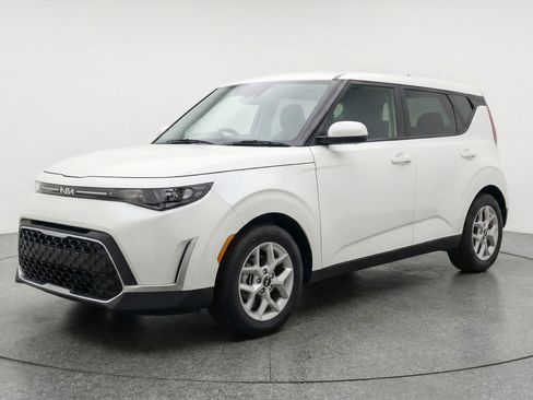 Used 2025 Kia Soul LX w/ LX Technology Package FWD image 3