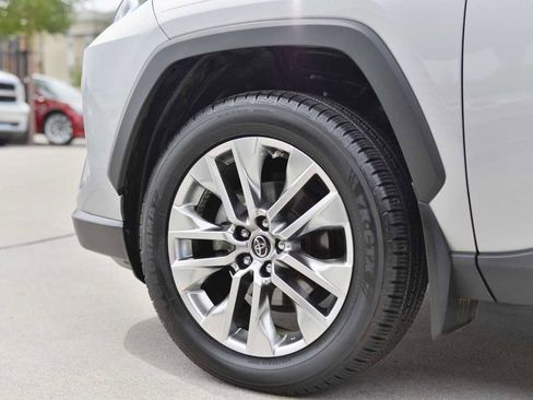 Used 2019 Toyota RAV4 Limited image 17