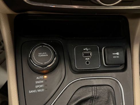 Used 2021 Jeep Cherokee Latitude w/ Mobile Office Group AWD/4WD image 16