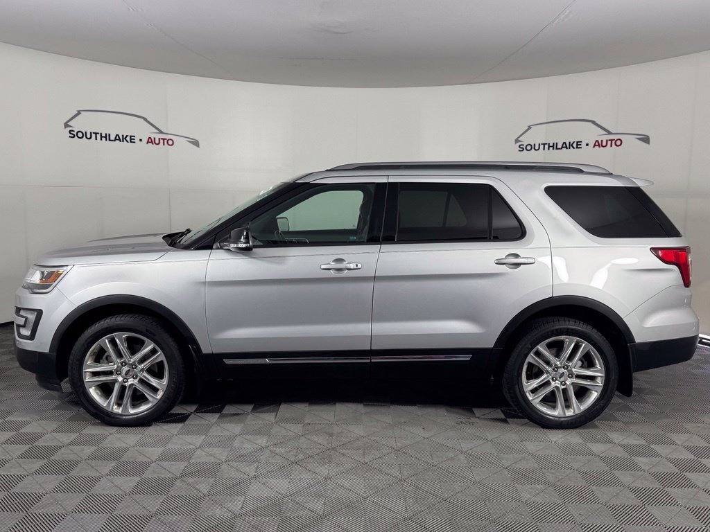 Used 2017 Ford Explorer XLT w/ Equipment Group 202A AWD/4WD image 4