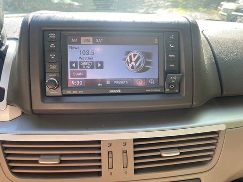 Used 2012 Volkswagen Routan SE FWD image 7
