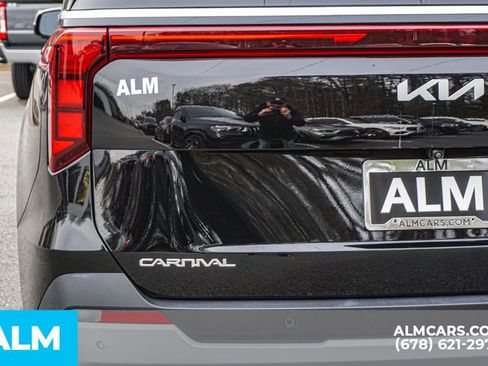 Used 2025 Kia Carnival EX image 13