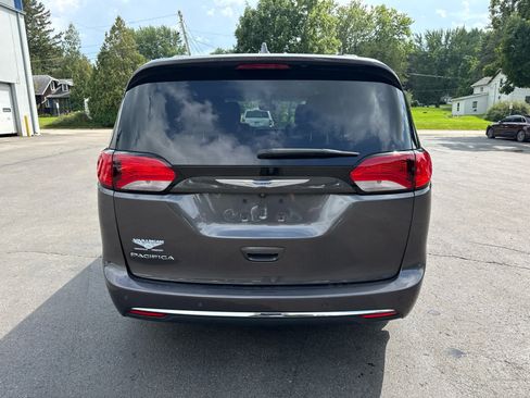 Used 2018 Chrysler Pacifica Touring-L Plus FWD image 4