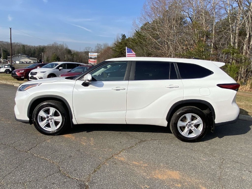 Used 2023 Toyota Highlander LE AWD/4WD image 2