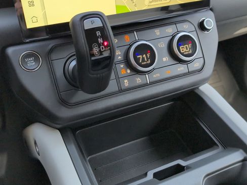 New 2026 Land Rover Defender 130 X-Dynamic SE image 18