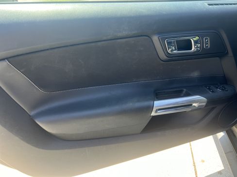 Used 2017 Ford Mustang Coupe RWD image 12