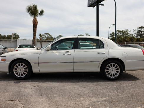 Used 2006 Lincoln Town Car Signature image 3