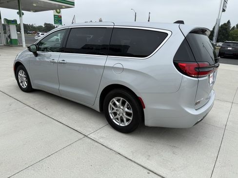 Used 2026 Chrysler Pacifica Select FWD image 5