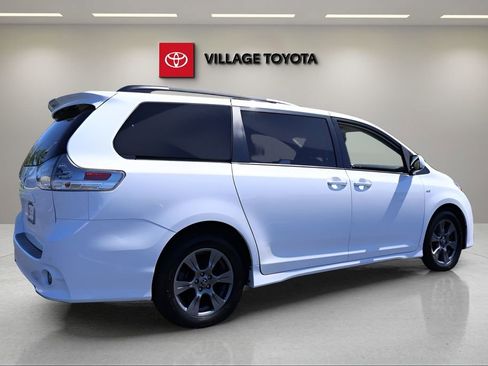 Certified 2019 Toyota Sienna SE Premium image 5