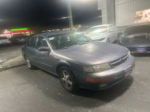 Used 1999 Nissan Maxima GLE image 2