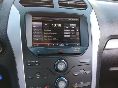 Used 2013 Ford Explorer XLT image 25