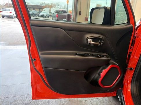 Used 2018 Jeep Renegade Trailhawk image 22