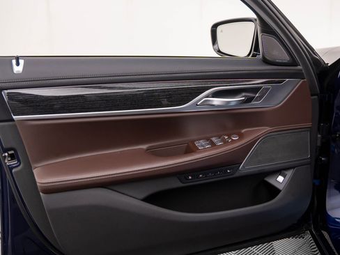 Certified 2022 BMW 750i xDrive w/ Luxury Rear Seating Package image 14