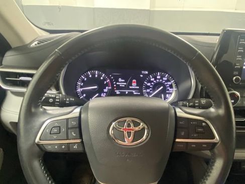 Used 2020 Toyota Highlander XLE AWD/4WD image 15