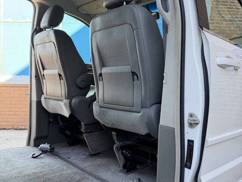 Used 2008 Chrysler Town & Country Touring image 28