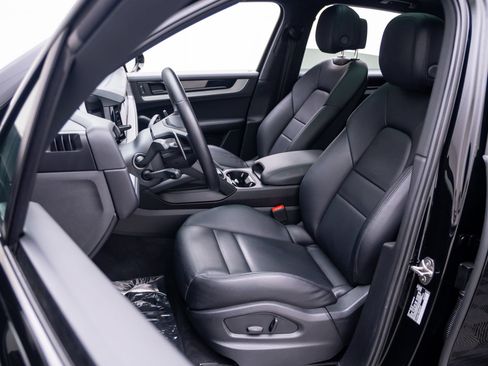 Certified 2024 Porsche Cayenne AWD/4WD image 5