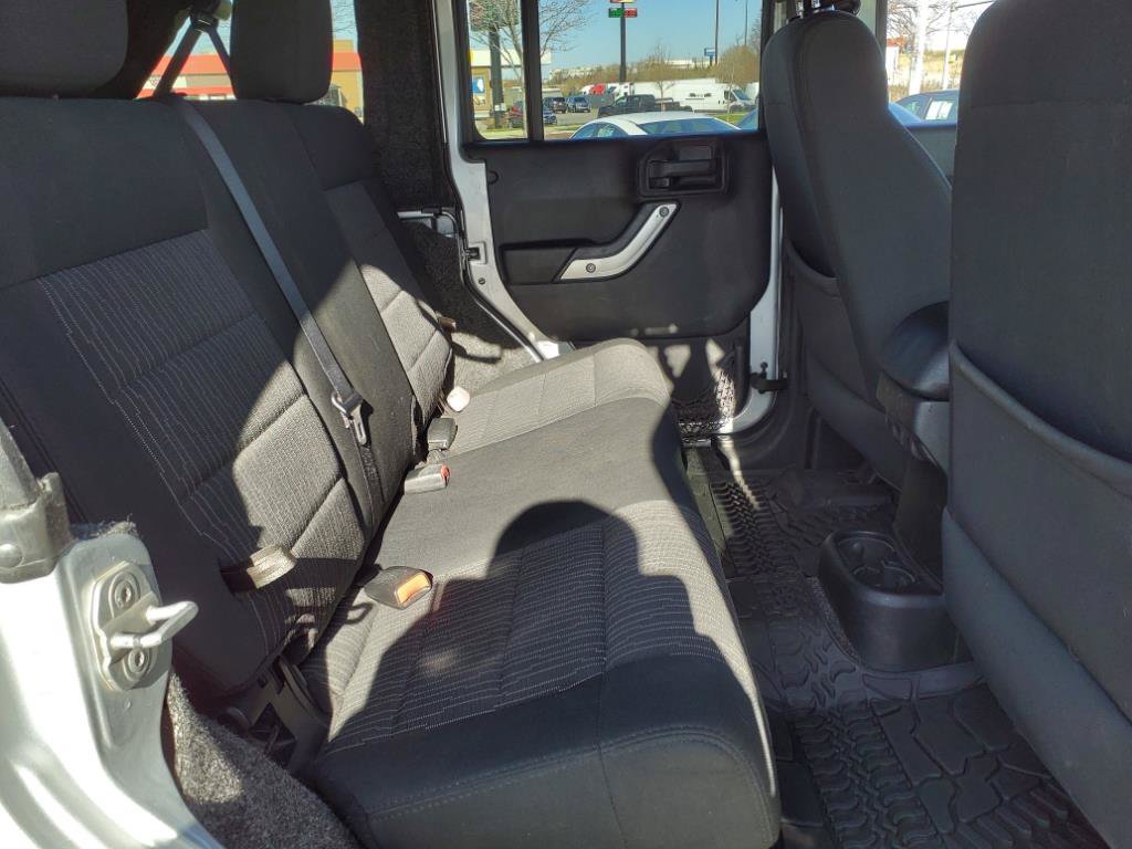 Used 2012 Jeep Wrangler Unlimited Rubicon w/ Max Tow Pkg AWD/4WD image 18