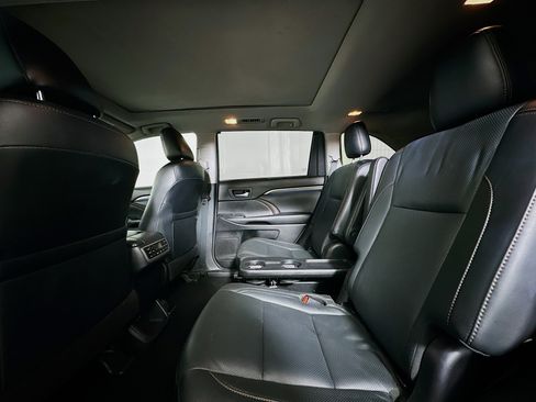 Used 2018 Toyota Highlander Limited Platinum FWD image 28