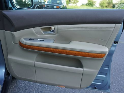 Used 2005 Lexus RX 330 w/ Premium Pkg FWD image 16