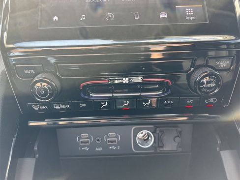 Used 2023 Jeep Grand Cherokee Laredo image 24