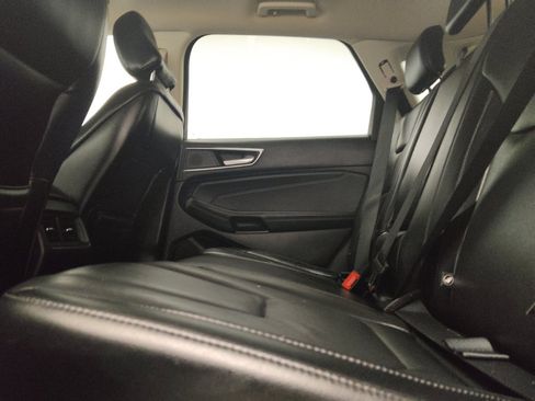 Used 2020 Ford Edge Titanium FWD image 18