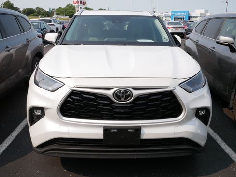 Used 2026 Toyota Highlander XLE AWD/4WD image 2