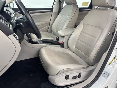Used 2018 Volkswagen Passat 2.0T SE w/ SE Lighting Package image 12