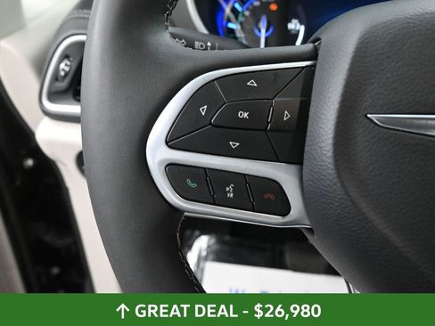 Used 2024 Chrysler Pacifica Select image 35