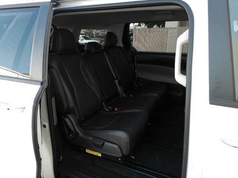Used 2026 Kia Carnival LXS FWD image 25