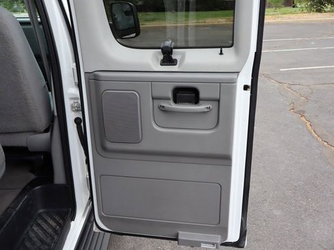 Used 2010 Ford E-350 and Econoline 350 XLT RWD image 26