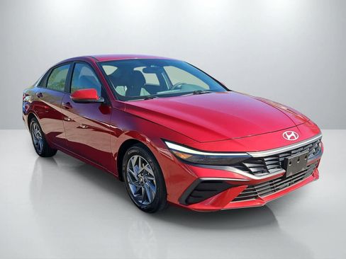 Used 2024 Hyundai Elantra SEL FWD image 2