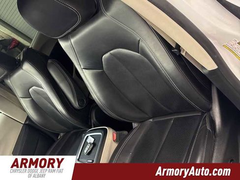 Used 2023 Chrysler Pacifica Touring-L image 12