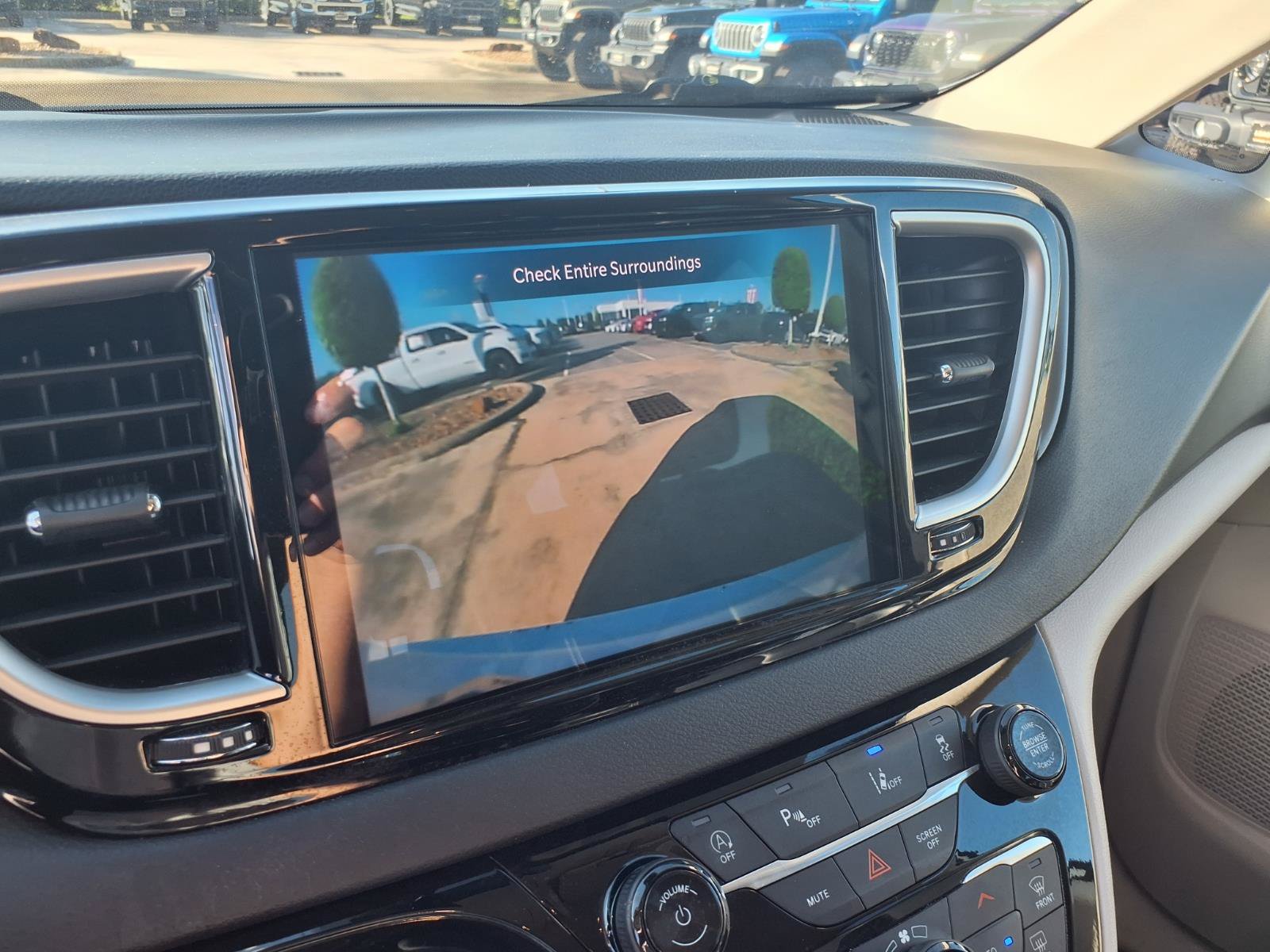 Used 2023 Chrysler Pacifica Touring-L FWD image 21