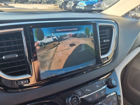 Used 2023 Chrysler Pacifica Touring-L FWD image 21