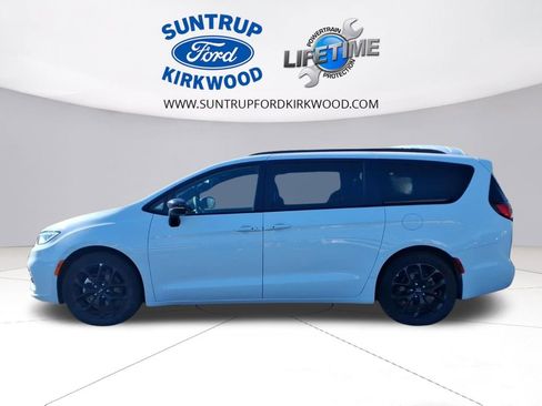 Used 2025 Chrysler Pacifica Limited FWD image 23