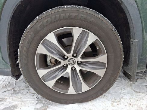 Used 2023 Toyota Highlander XLE image 12