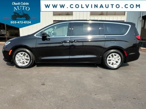Used 2023 Chrysler Pacifica Touring-L FWD image 10