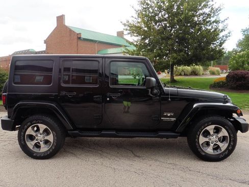 Used 2018 Jeep Wrangler Unlimited Sahara w/ Connectivity Group AWD/4WD image 16