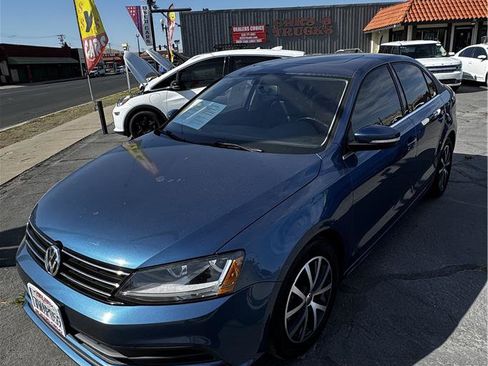 Used 2017 Volkswagen Jetta SE FWD image 3