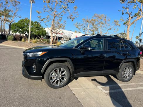 Used 2022 Toyota RAV4 XLE Premium FWD image 7