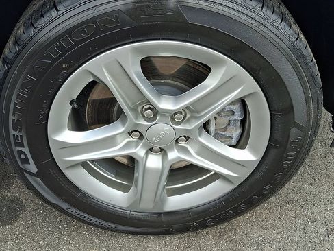Certified 2024 Jeep Compass Latitude AWD/4WD image 8