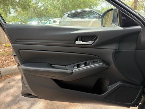 Used 2024 Nissan Altima 2.5 SV FWD image 18