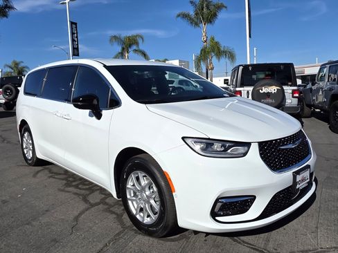 New 2026 Chrysler Pacifica Select image 6