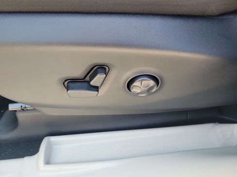 Used 2023 Chrysler Voyager LX FWD image 13
