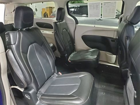Used 2018 Chrysler Pacifica Touring-L image 12