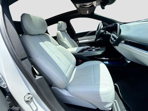 Used 2024 Cadillac Lyriq Luxury RWD image 33