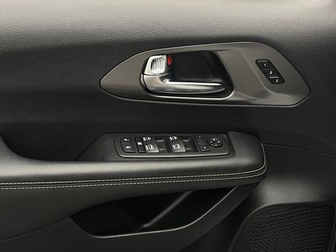Used 2025 Chrysler Pacifica Select FWD image 14